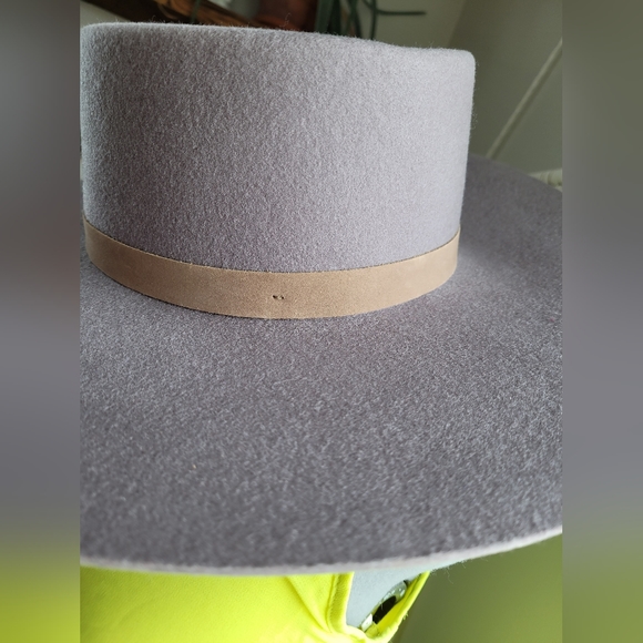 Olive & Pique hat with adjustable sizing - Picture 3 of 6